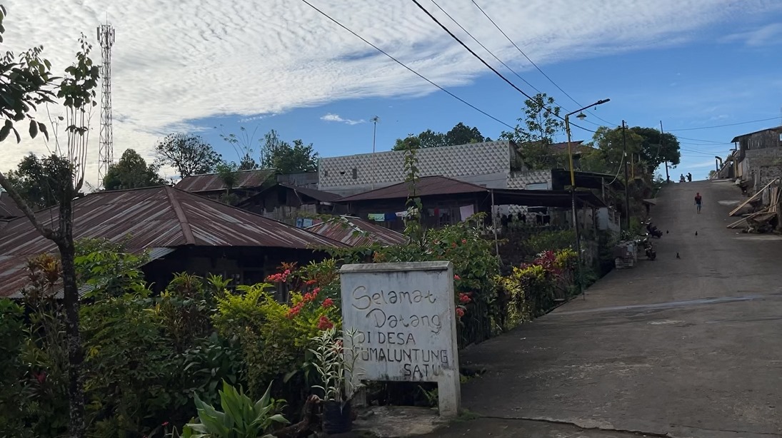 Pemandangan Desa Tumaluntung Satu dengan perbukitan hijau dan sawah